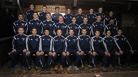 SV Vorgebirge A Jugend(1996/1997)

obere Reihe v. l. n. r. : Nils Müller, Nico Sendzik, Friedrich Grüne, Arne Kertesz, Christian Müller, Wladis Häuser, Tobias Lanzerath, Felix Nieder

mittlere Reihe v. l. n. r. : Patrick Birgel(Trainer), Nils Elenz, Martin Stelzer, Julian Kutz, Daniel Wolter, Philipp Kuhl, Artur Holmanski, Jörg Hoffmann(Trainer)

untere Reihe v. l. n. r. : Alex Fey, Jan Hoffmann, Vincent Schilling, Simon Wedewardt, Alex, Bottek, Tristan Scharf, Malte Vogt, Marco Schmitz, Marvin Lehnert

-A Jugend Sonderstaffel-