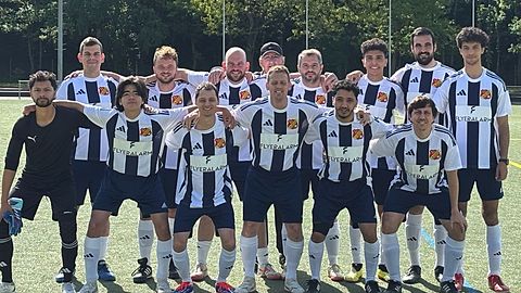 Die zweite Mannschaft im neuen blau-weiß gestreiften Trikotsatz