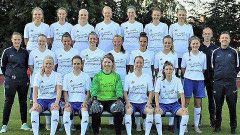 Oben von Links nach rechts: Katleen Strunk, Stefanie Gühmann, Anna Klumpe, Marie Wulftange, Imke Eversmeyer, Pia Weisemöller, Laura Hehemnann. Mitte: Co Trainerin Madeleine Johannes, Celina Meyer, Julia Uphaus, Emily Grimm, Svenja Torbecke, Sarah Jabbes, Anna Krause, Anna-Catharina Niemann, Betreuer Michael Meier, Trainer Meik Schwegmann. Unten: Lara Wenning, Katharina Jarzyna, Jessica Meier, Petra Glüsenkamp, Merle Wesselkämper. Es fehlt: Torhüterin Nadine Heilmann.