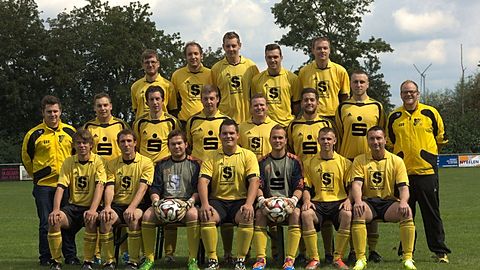 oben, v.l. : Stefan Borkenhagen, Philip Rabben, Marco Jansen, Kevin Scheuvens, René Rothhanns

mittig, v.l. : Trainer Georg Zillgens, Kai Dohmen, Martin Seifert, Tobias Maaßen, Carsten Wolters, Arne Casteel, Eric Otten, Trainer Dennis Krenzke

unten, v.l. : Bernd Nießen, Jürgen Winters, Cedric Coobs, Christian Johnen, Tom Fiegenschuh, Dennis Pütz, Thomas Bolle