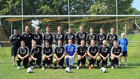 v.l.n.r. obere Reihe: Steffen Kratsch, Philip Röder, Jens Kühnstein, Nils Pfannstiel,Floian Dellit, Matthias Jakobi, Daniel Völker, Lukas Hepp, Toni Kühn, Joachim Fräbel

v.l.n.r. untere Reihe: Dominic Frank, Sebastian Danz, Marcel Kirchner, Falk Bamberger, Pascal Kermann, Daniel Heuse, Daniel Wagner, Matthias Dellit, Lars Kirchner