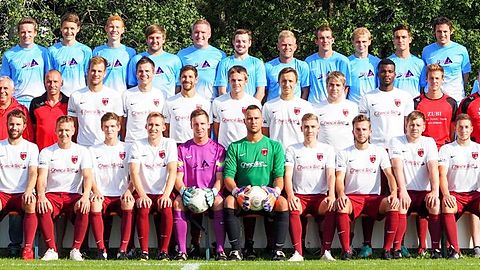 Hinten (von links): Florian Fehr, Marco Stohr, Christoph Nußbaumer, Marvin Webb, Markus Sinz, Sascha Daschner, Christoph Reichart, Patrick Thomann, Manuel Schmid, Sebastian Klein, Kevin Sohm, Benedikt Mandlmeir, Miralem Sakic, Jonathan Nußbaumer. Mitte: Korbinian Kessler, Co-Trainer Herbert Hölzler, Vereinsmusikant Zubi Zürn, Max Arnold, Benny Weixler, Thomas Karg, Tobias Karg, Marius Immler, Nico Haag, Tony Momo Oqbu, Tobias Baldauf, TW-Trainer Jochen Weisgerber, Trainer Dietmar Dengler Vorne: Stefan Götz, Nico Endl, Pius Wilges, Severin Härle, Claudio Reiner, André Eckert, Alex Wetzel, Lukas Hölzler, Oliver Lingg, Florian Ebner. Es fehlen: Klaus Brinz, Daniel Feurle, Dennis Galehr, Sebastian Gruber, Timo Hawlik, Kilian Immler, Marvin Keck, Christian Nußbaumer, Lukas Pölzl, Martin Schneider, Fabian Schorer, Matthias Sinz, Alfons Specht, Lukas Stocklauser, Lars Tüscher.