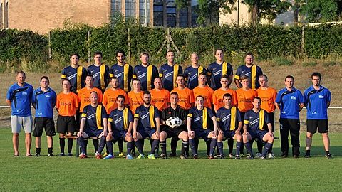 Hintere R. v. li.: Florian Haller, Jonas Tenter, Stefan Budak, Kevin Felton, Dirk Hauri, David Strebel, Fabian Schwartz, Dario Markovic
Mittlere R. v. li.: Thomas Schöbel, Siegfried Stühn, Alexander Gasnik, Rino di Ninni, David Pastor Gomez, Kevin Eckert, Maik Gretzler, Rafat Abdulhaq, Michael Schimetzki, Phillip Weber, Stefan Veser, Marius Wittek, Arnold Dybek, Thomas Maier
Vordere R. v. Li.: Steffen Vier, Kevin Ratzel, Hashmat Pardis, Tobias Vier, Florian Herrmann, Adem Sakar, Andreas Krauth