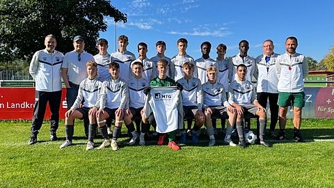 Stehend vlnr: Martin Böhm (Co Tr), Matthias Baier (Sponsor MTG), Nico Kunz, Lars Böhnig, Maadh Al-Jumaili, Basti Weissgerber, Lukas Zellner, Adama Fatty, Lenny Hallbauer, Kalifa Traore, Franz Mulzer (Co-Tr), Thomas Böhm (Tr)
Sitzend vlnr: Joni Hahn, Simon Böhm, Josi Deiglmeier, Flo Sperger, Philip Schlauderer, Sevl Krammel, Muhib Al-Jumaili, es fehlen: Flo Schreiner, Marlon Wagner, Julian Franke