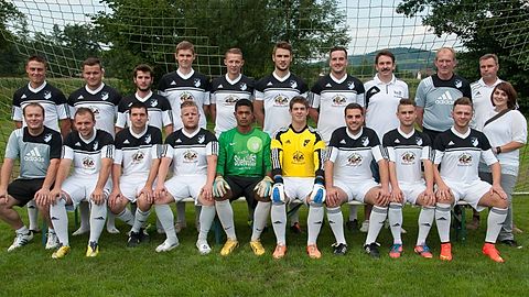 Hintere Reihe (v.l.n.r.): Daniel Sütterlin, Pascal Romano, Kevin Hohmann, Tobias Meier, Simon Meier, David Stiefvater, Florian Bippus, Bernd Schaffner (Sportlicher Leiter), Werner Reich (Trainer), Michael Wagner (Sportvorstand), Nadine Nieke (Betreuerin)
Vord. Reihe (v.l.n.r.): Thomas Fritz (Co-Trainer), Dominik Washausen, Jens Schneider, Nico Schwald, Nico Okperan, Konstantin Rapp, Benni Kutta, Alexander Sick, Konstantin Anselm