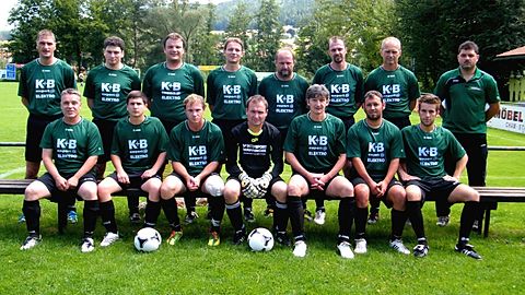 Hintere Reihe, stehend von links nach rechts:  Martin Dendorfer, Markus Weber, Andreas Schmatz, Wolfgang Dobler, Martin Burkhardt, Daniel Holzer, Max Dendorfer, Stefan Dendorfer.  Vordere Reihe, sitzend von links nach rechts:  Ivan Honzik, Marcel Reichelt, Tobias Roider, Manfred Ebner, Jan Corba, Thomas Hintereder, Patrick Glonner.