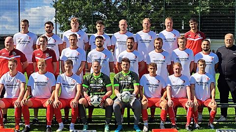 3.Reihe v.l.: Marcus Westhoff, Luis Domiguez, Max Turcott, Caner Büyün, Tim Rammelmann, Stephan Gross, Jacob Olmes, Trainer Manuel Jung
2.Reihe v.l.: Betreuer Hermann Pasvoss, Betreuer Tim Gorsek, Florian Meyer, David Frank, Tim Borgmann, Leon Czech, Sebastian Hettwer, Demar Vassell, Sportl.Leiter Christian Lenze
1.Reine v.l.: Fabian Koerdt, Jordi Menges, Dennis Kohl, Marcel Stoltefaut, Enrico Herrera, Björn Wrede, Daniel Gorsek, Luca Gockel