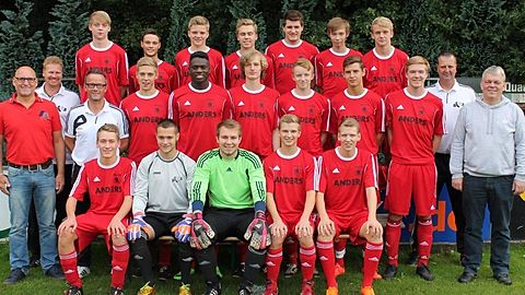 Hinten von links: Richard Roller, Alexander Schäferhoff, Simon Schuling, Jonathan Schröder, Moritz Windhaus, Henrik Averbeck, David Schuling
Mitte von links: Sponsor Hauke Anders, Trainer Andreas Mitzlaff, Trainer Peter Themann, Moritz Becker, Nathan Owamba, Max Bojert, Felix Stukenborg, Henrik Rasche, Jamie Godfrey, Trainer Hans Meyer, Jugendwart Stephan Bünger
Vorne von links: Jendrik Heidkamp, Marcel Ostermann, Tim kl. Lamping, Malte Heckmann, Lino Warnking
Es fehlen: Artem Ivanov, Jan-Philip Sack und Eren Esen