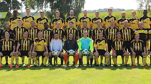 h.R.v.l. S.Ibrahim, N.Lonsinger, T.Lonsinger, S.Karrasch, T.Schwöbel, F.Tiefenbach, C.Hauff © A.Weitzner, J.Berger, S.May, A. Souroukaneny,
m.R.v.l. Ablt. M. Schwarzendorfer, M.Krattenmacher, E.Mocci, D.Swensson, A. Zukic, A.Dahab, R.Wiesmüller, F.Lonsinger, S.Dehm, F.Bückle, R.Zia, J.Hillenbrand, Trainer K. Wurm, Betreuer M.Christ
u.R.v.l. J.Preda, M.Abate, M.Bojarski, I.Tsepleris, S.Kohn, S.Müller, M.Schwarzendorfer, M.Zahn, S.Buchmann
es. Fehlen: A.Richter, D.Hönel, R.Kording, M.Riedel, I.Sabirou, F.Thriki, T.Pätz,