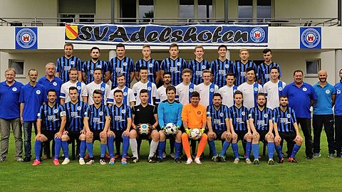 Hinten v.l: Philipp Schwager, Marvin Dörr, Pascal Benz, Sascha Maierhöfer, Tobias Ebert, Heiko Stoiber, Maurice Hettler, Maxim Ryltschikow, Mehmet Kurtulus Mitte v.l.:  Friedhelm Seitz (2. Vorsitzender), Jürgen Purschke (SpA), Harald Wiederroth (1. Vorsitzender), Reinhard Holzinger (Spielausschuss), Henry Zipplies,  Nico Schilpp, Christian Ullmann, Jan Gruidl, Ozan Özertural, Lukas Bergold, Lars Dittus, Markus Scheffler, Arianit Kryezi, Dennis Hekler,  Andreas Hettler (Spielausschuss), Waldemar Schäfer (Trainer), Yasin Cakir (Co-Trainer), Benny Sommer (SpA) Vorne v.l.:  Henrique Cardoso, Tim Pfeil, Dennis Gruidl, Alexander Palnau, Omar Imamovic, Kai Dehnel, Tobias Karle, Dino Ceric, Jerom Kögel, Lukas Göttel, Armando Palacino