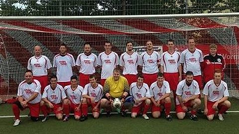 Hintere Reihe von links nach rechts: Trainer J.Weinel, L.Raab, P.Theobald, J.Gehret, D.Neuberger, M.Bauer, F.Müller, M.Sering, Betreuer S. Riese
vordere Reihe von links nach rechts: D.Lombardo, R.Dierna, R.Vahdati, B.Eppelmann, P.Wesen, M.Dorwagen, T.Riese, Co-Trainer S.Brust, P.Kinn
fehlend: S.Freund, J.Gries