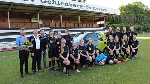 Die erste Damen des FSG Gehlenberg/Neuvrees/Hilkenbrook/Rastdorf mit ihrem Sponsor Triage!