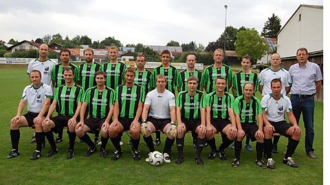 Hinten v.l. C. Peschl, C. Streicher, H. Weichselbraun, M. Seitz, B. Streicher, M. Graf, K. Geiselberger, R. Mayerhofer, D. Niedernhuber, R. Niedernhuber, Abteilungsleiter J. Gottlieb;
Vorne v.l. M. Hisch, T. Wollherr, T. Liebl, D. Brunnlehner, V. Sperlich, M. Höpler, J. Zellner, M. Antlinger, M. Pilzweger