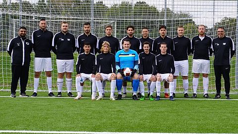 vordere Reihe v.l.n.r.: Hasibullah Akrami, Simon Müller, David Schmidt (TW), Niklas Pribil, Jan Wachendörfer
hintere Reihe v.l.n.r.: Vinit Suri (Trainer), Yannik Erasmi, Marius Müller, Berdan Erkol, David Neugebauer, Baran Ulag, Patrick Gottschalk, Eren Karaman, Tim Schöttler, Christian Panzenböck

es fehlen: Ronen Markhoff (Kapitän), Philipp Dörner, Chang Yoon Lee, Fatih Ulucay, Dennis Wandschura, Florian Günther, Fardin Wafa, Ilias Cherrak, Burhan Selvi