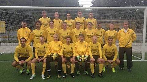 Obere Reihe v.l.n.r. Dennis Deutschmann, Kevin Kehl, Peter Wyspianski, Christian Koch, Marcel van Emmenes, mittlere Reihe v.l.n.r. Mario Begett (Obmann), Max Peters, Patrick Gudden, Marc Nern, René Rymann, David Göddeke, Emrah Turhal, Tim Lindemann, Christian Rolnik (Trainer), untere Reihe v.l.n.r. Semir Sadzak, Pascal Portten, Daniel Baltes, Patrick Weinert, Thomas Scholz, Jan Heinrich, Mike Weinert (Co-Trainer). Es fehlen: Yaw Abdei, Jakob Becker, Recep Erdogmus, Shadrach Obeng-Agyekum, Marius Schröder, Matthias Schuster.