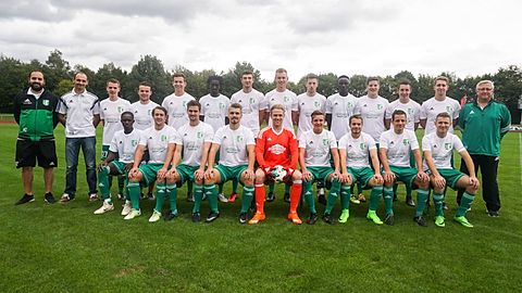 hintere Reihe v. links: Markus Zind (2. Vorsitzender), Martin Bürkle (Spielausschuss), Jonas Hug, Felix Friess, Nikolas Seitz, Mamadou Jallow, Christian Götze, Tim Leidinger, Robin Nienhäuser, Jatta Wally, Stefan Himmelsbach, Patrick Schley, Maximilian Blechner, Dirk Rudhart (Trainer)
vordere Reihe v. links: Sidi Job, Simon Junker, Sebastian Junker, Marvin Schlomm, Nikolas Leistler, Lukas Hugel, Marcell Reichenbach, Benjamin Junker, Daniel Lipps
es fehlen: Kevin Bauert, Moritz Stahlberger, Salvatore Testa, Elias Sieferle