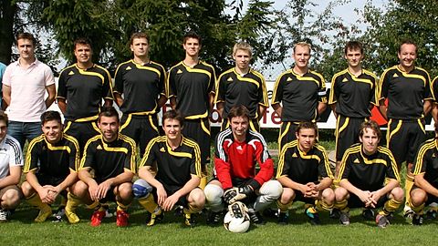 stehend von links: Peter "Papili" Ortner (2.Vorstand), Michael Kellner, Matthias Polz, Nezire Bajtush, Asmon Mamutaj, Benjamin Hagn, Christian Debera, Konrad Oberhofer, Gerald Schmidbauer, Armin Taudtmann, Frank Loibl (Spielertrainer), Michael Winbeck (1.Vorstand)
kniend von links: Christoph Plügler, Manuel Celik, Matthias Gagger, Stefan Gebendorfer, Johannes Frankl, Thomas Heinrich, Robert Müller, Stefan Galster
nicht auf dem Bild: Andreas Weiß, Thomas Zausinger