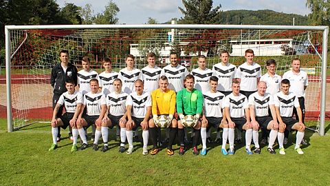 Hinten v.l.: Jovica Ilievski (CO-Trainer), Ilyas Atli, Daniel Runge, Tim Hoffmann, Christian Rebis, Marcello Mandiello, Aytekin Güngör (2.C), Julian Matzner (C), Christian Bender, Marco Lütte (Physiotherapeut), Michael Schenker ( Trainer)
Vorne v.l.: Mike Häfele, Jörg Schick, Rouven Rünzi, Davide Cannova, Tobias Sandmann, Michael Mikac, Ersin Demircan, Michele Ingino, Bastian Kühne, Francesco Vardi