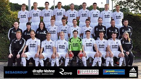 Obere Reihe von links nach rechts: Christopher Refke, Tobias Schmeinck, Björn Seeger, Vincent Grütter, Daniel Butenborg, Florian Girnth, Florian Hahm, Benedikt Spieker, Stefan Radefeld

mittlere Reihe von links nach rechts: Josef Baten (Physiotherapeut), Ute Hörbelt (Betreuerin), Katja Holtkamp (Betreuerin), Martin Schüring, Yannick Schwanekamp, Dennis Seeger, Nico Frömmgen, Javier Garcia Dinis (Trainer), Thorsten Heimhold (Co-Trainer), Christoph Müller (Co-Trainer)

untere Reihe von links nach rechts: Carsten Hiebing (Fußballobmann), Roy Nijman, Frederik Arnold-Hallbauer, Simon Lechtenberg, Marc Tebroke, Tobias Keil, Bodo Teriete, Christopher Wilting, Marie Roelofs (Physiotherapeutin).

Nicht auf dem Foto: Marvin Radüchel, Raphael Bauer und Timo Giese