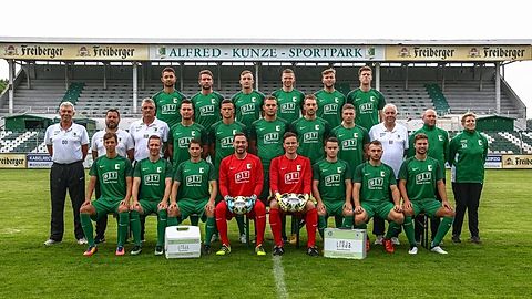 BSG Chemie Leipzig, 1. Mannschaft Herren, Juli 2017
Obere Reihe (v.l.n.r.): Marko Trogrlic, Stefan Karau, Philipp Wendt, Tim Bunge, Benjamin Schmidt, Alexander Bury
Mittlere Reihe (v.l.n.r.): Dietmar Demuth (Cheftrainer), Hans-Jürgen Weiß (Co-Trainer), Harald Bellot (Torwarttrainer), Manuel Wajer, Tommy Kind, Sebastian Hey, Felix Paul, Lars Schmidt, Roland Flathe (Teammanager), Christoph Meister (Physiotherapeut), Andrea Reiche (Physiotherapeutin)
Untere Reihe (v.l.n.r.): Max Hermann, Florian Schmidt, Daniel Heinze, Julien Latendresse-Levesque, Marcus Dölz, Marc Böttger, Tommy Barth, Nicolas Ludwig
QUELLE. BSG Chemie Leipzig / Christian Donner