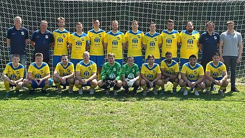 steh. v.links: 1.Vorsitzender Karsten Dröge, Betreuer Frank Schmidt, Dénes Komatowski, Daniel Seitz, Leon Dilchert, Julian Schönke, Thomas Janas, Jannik Heckmann, Niklas Fäßler, Timo Priester, Trainer Manuel Vollmer, Hauptsponsor Sebastian Krug
kniend v.links: Leonidas Brand, Nils Schmidt, Rafaelle Mies, Maurice Leimbach, Noah Stabernack, Florian Walter, Benny Fey, Timo Boakye, Adnan Bittar, Nico Schmagold