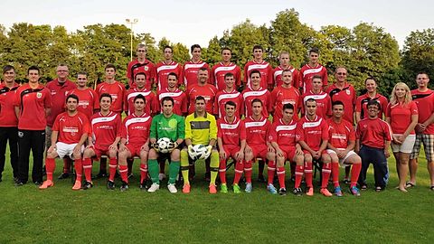 Hinten v.l.: Frank Mildenberger, Alexander Kempf , Dennis Fonseca, Michael Pinto, Jan Hettmannsperger, Julian Hettmannsperger, Marcel Draak,
Mitte v.l. Thomas Pospiech (Trainer), Sven Holzwarth (Trainer), Stefan Bayerl (1.Vors. Förderverein), M. Krebs, N. Bendzius, Serkan Selvan, Martin Schwarz, Daniel Krotz, Pierre Hammer, Andreas Rau, Uwe Bender, Christopher Boppel, Bernd Boppel (1.Vors.), Karl Walter (2.Vors.), Christiane Domke (Schriftführerin), Dominik Bloch
vorne v.l. Daniel Goncalves, Roman Baumgärtner, Fabian Pizzuto, Markus Zorn, Nuno Mendes, Bruno Filipe, Diogo Mendes, Kevin Schneider, Carlos Albuquerque jun., J. Nascimento, Thomas Mildenberger (Vors. SpA)  
Foto: Lörz / www.kraichgausport.de