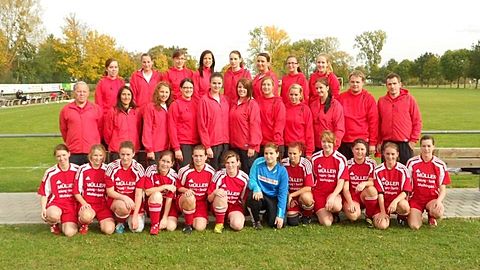 Die Damen I und II des FC Maihingen mit den Trainern Werner Koukol (links) und Alexander David und Tobias Müller (rechts)