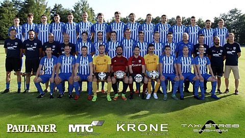 oberste Reihe v.l.n.r.:

Yannic Schmitt, Leon Rietschel, Henning von Rohr, Konstantin Walter, Lukas Rudewig, Thorsten Brinkert, Leon Köhler, Timon Buss, Janos Heringer, Wojtek Szelag, Can Muratoglu, Sebastian Krebs, Pascal Stadler, Haris Kresser, Niklas Andreas

mittlere Reihe v.l.n.r.:

Trainer Matthias Vogt, Trainer Mike Burdina, Spielausschussvorsitzender Sven Angst, Gerd Bloch (SpA), Samuel Weigel, Patrick Mayer, Florian Buetschle, Jan Refior, Denis Doll, Witold Szelag, Julian Wolf, Harald Kirsch (Kassier), Jörg Christ (Physiotherapeut), Erkan Simsek, 1. Vorsitzender Marco Strebel

untere Reihe v.l.n.r.:

Florian Ziegler, Tobias Körner, Yannic Kuch, Mike Junker, Serkan Simsek, Frank Ehrhardt, Robin Doll, Christian Schäfer, Chris Streib, Niklas Weigel
