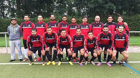 [ Hintere Reihe (v. Links) ] Ali D., Sadik V., Enes, Aymen B., Sezgin B., Önder G., Bahri C., Mustafa B., Sezgin V., Murat S.
[ Vordere Reihe (v. Links) ] Volkan T., Alper D., Harun S., Burak Y., Süleyman Y., Muhammet K., Taner A.