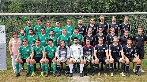 Hintere Reihe v.l.: Zettl Manuel, Wimmer Sebastian, Eigner Dominik, Schenk Christoph, Atzberger Florian, Yalda Ninos, David Aschur, Brunner Stefan, Thurmaier Florian, Schneider Pirmin
Mittlere Reihe v.l.: Vereinswirtin Hummel Brigitte, Hummel Florian, Vilser Basti, Forstner Mario, Jeschor Uli, Theis Marvin, Bauer Martin, Schneider Raphael, Vilser Lorenz, Vilser Niclas, Trainer Oßner Thomas, Trainer König Christoph
Vordere Reihe v.l.: Krieger Christian, Biberger Christian, Friedrich Bernhard, Heilmeier Simon, Stauner Andreas, Wieser Simon, Zieglmayer Stefan, Diermeier Florian, Gahr Lukas
Es fehlen: Co-Trainer Jauer Daniel, Abteilungsleiter Gumplinger Andreas, ABteilungsleiter Huber Martin, Härtl Jonas, Sporrer Christoph, Janisch Alexander, Huber Korbinian, Thurmaier Markus, Rumpel Max, Gschwendner Tobias