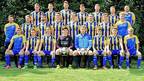 Hintere Reihe von links: Simon Hennesen, Patrick Papenheim, Henning Schwarz, Florian Schages, Simon Geerkens, Lucas Kleinmans, Andreas Wallach (Co-Trainer)

Mittlere Reihe von links: Simon Stulier (Fußballobmann), Jan Griese (Trainer), David Meyers, Nick Stickelbroeck, Christian Leurs, Yannik Dahmen, Johannes Peschers, Fabian Deselaers

Vordere Reihe von links: Jonas Zumkley, Dominik Jüttner, Marc Hennesen, Christian Eickmanns, Philipp Erkens, Stefan Renner, Mirco Pütters, Michael Mund

es fehlen: Dennis Dohmen, Simon Drießen, Nils Geilen, Andre Heisters, Felix Hötger, Patrick Joosten, Marcel Külkens, Henning Mager, Felix Melchers, Kay Markwart, Tobias Planken, Fabian Schwarz, Daniel Wirth, Gregor Hövelmann (Betreuer), Marvin Janßen (Betreuer), 

Foto: Tim Büskens