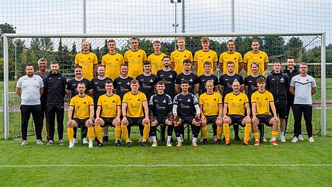 oben v.l.n.r.: Benedikt Herzog, Stefan Wurm, Stefan Kerner, Leo Näpflein, Simon Wittmann, Martin Keller, Mauel Wenzl, René Werthner

mitte v.l.n.r.: Tom Winkelströter, Frank Reiter, Christian Meixner, Stefan Ehrenfried, Sven Tyra, Simeon Steiner, Fryderyk Kobras, Mario Ramser, Johannes Vogl, Janis Steiner, Michael Kobras, Enzo Schneck, Florian Wittmann, Alexander Tschurl, Marco Christ

unten v.l.n.r.: Vigan Asani, Tobias Schmidt, Lukas Gußner, Nils Heindel, Moritz Müller, Niklas Odörfer, Patrick Hauber, Joshua Reinhard