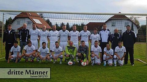 stehend v.l.n.r.: Gert Koste (Trainer), Heiko Esterluß, Pierre Harm, Robert Becker, Christian Räbiger, Florian Hamann, Sebastian Hauptig, Sebastian Müller, Paul Pflug, Martin Kotte, Michael Horst, Helge Kotte (Co-Trainer)
hockend v.l.n.r.: Hannes Kilian, Daniel Scheuer, Stefan Becker, Florian Kieselstein, Christian Eckl, Sebastian Ruppelt, Max Kölling, Daniel Fiedler, Felix Danneberg