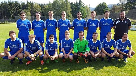 Hinten v. l.: Alex Reichenberger, Patrick Decker, Simon Dinter, Alexander Bursy, Reinhard Ederer, Franz Schneider, Alfred Bindl, Betreuer Christoph Roith. Vorne v. l.: Andreas Schnellbögl, Daniel Dlubal, Lukas Prögler, Andreas Zilk, Thomas Prögler, Manuel Balesta Ortuno, Florian Wallner, Tobias Stöckerl.