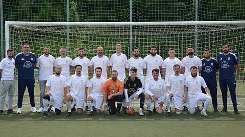 Rechts Oben Co Trainer. Adnan Kaya, Betreuer Benaissa Bouljalala, Ihsan Celiker, Pascal Bender, Altan Demirarslan, Hicham El Ghazi, Brian Gericke, Ibrahim Achibani, Yalcin Celebi , Spielertrainer Oktay Demirarslan, Sponsor ( PIPAPU ) Farid Bendada, Coach Zafer Kurban, Hicham Bouzza ( United Sports ) Rechts Unten Burak Yazici, Abdülhamit Kuzu, Mijo Tovilo, Hamed Mohammadi, Flavio Aguas, Achim Metzle, Samir Ahmadi, Baris Yazici