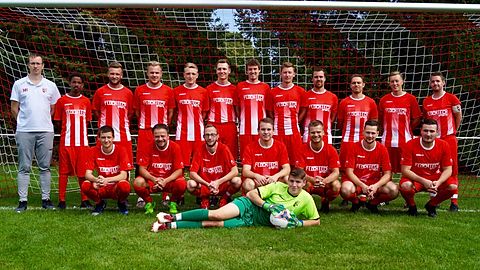 Die Zweite Mannschaft: (hinten von links) Trainer Matthias Hampel, Nassir Bekit, Dominic Krimshandl, Matthias Krause, Tobias Pientschik, Simon Stockhammer, Alexander King, Dustin Höß, Martin Guth, Sebastian Richly, Benjamin Pippig, Kapitän Franz Selbmann, (vone von links) Jakob Hänsel, Thomas Ostermair, Fabian Seifert, Moritz Günther, Andreas Heidrich, Benedikt Korner, Benedikt Holzer und Angelo Ostermair.