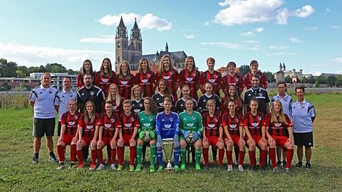 Magdeburger FFC (NOFV Regionalliga) 2016/17
presented by Plantan GmbH und Stork Umweltdienste

hintere Reihe von links: Natalie Grenz, Nina Schuster, Laura Gördes, Theresa Weiß, Manuela Knothe, Antonia Schulz, Caroline Hildebrand, Chiara Lüdke, Prisca Staiger

mittlere Reihe von links: Trainer Michael Böhm, Co-Trainer Eicke Schiller, TW-Trainer Christian Beer, Melanie Vogelhuber, Janice Pahl, Corinna Joanne Diestel, Stina Hönke, Tina Sophie Nielson, Yvonne Wutzler, Athletik-Tr. Matthias Lindner, Physio Sabine Maihack, Physio Ivonne Kunschke

vordere Reihe von links: Marleen Peters, Chantal Münch, Jessica Fischer, Lea Mauly, Ann-Christin Schäfer, Jana Tauer, Leona Kunze, Angelique Puschmann, Madlen Herbst, Hannah Peierke, Juliane Gorn

es fehlen: Wiebke Seidler, Tammy Cate Schnelle