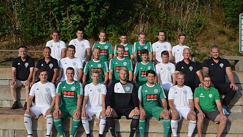 Oben links: Dennis Papenfuß, Dominik Kuhr, Tobias Wiegratz, Fabian Timm, Malte Off, Sascha Spiering, Chris Stecher
Mitte links: Betreuer Bodo Möck, Co-Trainer Ralf Wiegratz, Alexander Teuber, Björn Voß, Florian Gollatz, Jan-Ole Teuber, Piotr Loza, Trainer Jürgen Beeck, Torwart-Trainer Benjamin Stark
Unten links: Marcel Boeck, Lars Rohde, Manuel Bockhorn, Marc Greinke, Christian Schnoor, Dustin Domjahn, Betreuer Andrej Hardock

Es fehlen: Sebastian Schuldt, Steffen Prawitt, Kevin Neuhoff, Florian Lübke, Philipp Glauß, René Schmidt, Fleming Thiedemann, Kjell Voß, Lasse Heber, Kim Beiroth, Marc Rohde, Philipp Müller, Dominik Gorgulla, Matthias Hagge 

#nurderABC #aklasse #saison1819