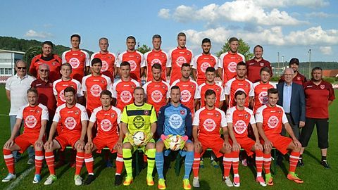 obere Reihe von links: Teamkoordinator Stefan Mussgiller Markus Smarzoch, Jonas Marx, Ferdinand Buchner, Armin Bindner, Philipp Stephan, Atakan Aksoy, Sven Becker, Co-Trainer Stefan Weber
mittlere Reihe von links: Bernhard Kard, Betreuer Klaus Wegertseder, Selim Mijaki, Christian Schrödl, Maximilian Hirschmann, Jonas Grunner, Markus Auner, Florian Hausner, Dominik Ammon, Daniel Haubner, Hauptsponsor Johann Pröpster, Trainer Dominik Haußner, TW-Trainer Dieter Fink
untere Reihe von links: Marc Eger, Alexander Pfindel, Christoph Bellmann, Kevin Schmidt, Maximilian Haid, Jan Mazanec, Noah Tiefel, Christian Bulinger