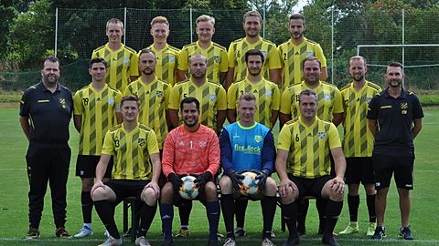 Von links nach rechts:
Reihe oben: Stefan Michalka, Pascal Fehr, Momo Schwarz, Markus Kastner, Daniel Edlboeck
Reihe mitte: Franz Fleischmann, Valentin Brei, Nico Vorderbrüggen, Christian Hochholzer, Manuel Wittmann, Dominik Hochholzer, Tobias Meier, Christian Wöhnl
Reihe unten: Nick Gerdt, Miguel Tafur Lopez, Severin Stöckl, Christian Frummet