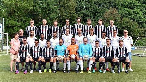 obere Reihe von links:

Christian Wolf, Lars Heuwold, Dominik Krane, Robin Fellgiebel, Bastian Lübeck, Tim Hillebrand, Felix Heyder, Michael Günther

mittlere Reihe von Links

2. Vorsitzende Birgit Steenken, Präsident Alexander Schmidt, Trainer Daniel Meike, Orlando Samuel, Athanasios Stivachtaras, Tim Lehmann, Fabian Nachtsheim, Pascal Homberg, Vincenzo Graziano, Co-Trainer Christian Menzler, Sportlicher Leiter Roman Benkert

untere Reihe von links:

Denis Levering, Francisco-Benito Percoco, Francesco Serleti, Simon Breitenstein, Felix Menzel, Menelaos Dellingiannis, Marvin Wolters, Kevin Fajkis, Rodolfo Marangi

Es fehlen:

Jan Schwedler, Akin Magat, Kai Kleinschmidt, Mohammed Fersi, Christofer Höller,