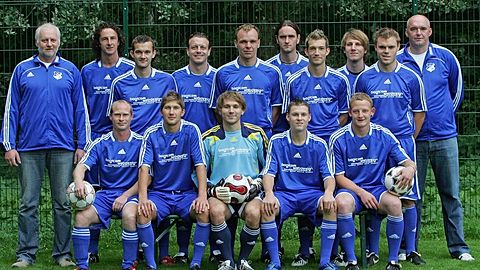 V.l.: Schütz Klaus, Hauzenberger Christian, Peter Bastian, Gsottberger Daniel, Weinberger Daniel
H.l.: Vorstand Preis Herbert, Trainer Dichtl Axel, Bauer Peter, Buchbauer Marco, Kühberger Jürgen, Mühlberger Stefan, Schneider Marco, Schriefer Dominic, Glück Christian, 2. Vorstand Himsl Marcus