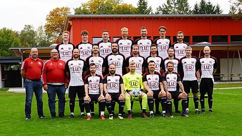 Hinten v.l.: Sebastian Hubner, Fabian Haslinger, Josef Köppl, Samuel Schmid, Florian Klein, Silvan Schnid, Joachim Mindl.
Mitte v.l.: Georg Pöppl, Josef Huber, Max Langmeyer, Johannes Meindl, Georgios Dimou, Tobias Pöppl, Philipp Langmeyer, Leonard Preuß, Christian Unrecht, Patrick Maier.
Vorne v.l.: Florian Dobler, Fabian Schenk, Florian Rosenmüller, Daniel Brummer, Sebastian Kohlhofer.