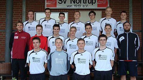 Oben von links: Mati Kruthoff, Nick Börger, Patric Wilbers, Michael Eversmann, Philipp Wiebe, Johannes Hülefeld, Lukas Schieber.
Mitte von links: Trainer Arno Müller, Kapitän Malte Lauck, Michael Boschmann, Jannik Wachhorst, Luis Merse-Rebander, Jonas Welp, Trainer Arndt Dobelmann.
Unten von links: Nils Barlage, Ian Beigert, Thilo Boldt, Marco Schröder.
 
Es fehlen: Florian Krull, Philipp Gatzemeier, Robert Meyer zu Farwick und Samuel Pöttker.

Foto (c) by SV Nortrup v. 1919 e.V.