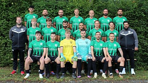 Obere Reihe v.l.n.r.: Maldin Elyas, Oguzhan Gök, Toni Bannert, Niklas Völkening, Michel Kording, Ahmet Akman, Caglayan Tunc
Mittlere Reihe v.l.n.r.: Rene Barthels, Alexander Hartmann, Hasan Stublla, Bekir Duran, Johnny Baziri, Adrian Schefer, Giuseppe Herzau, Erkan Aslan
Untere Reihe v.l.n.r.: Erik Mut, René Thom, Jamie Scholz, Filip Munevski, Selim Kilinc, Joel Funk