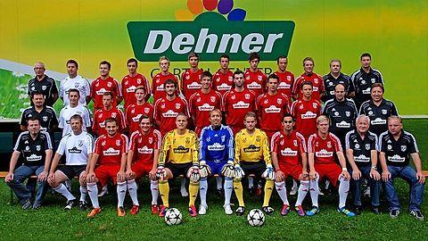 Oben von links: Anton Haid, Chef-Trainer Tobias Luderschmid, Den Lovric, Markus Hörmann, Mathias Heckel, Simon Clari, Andreas Götz, Dominic Wünsch, Alexander Egen, Bernd Taglieber,
Mannschaftsarzt Dr. Dirk Pfrommer, Stv. Abteilungsleiter Christian Lehmeier;
 Mittlere Reihe: Manfred Jahner, Co-Trainer Karl Schreitmüller, Bernd Geiss, Matthias Riedelsheimer, Daniel Schneider, Fabian Triebel, Aleksandar Dmitrovic,
Benedikt Förster, Johannes Müller, Physiotherapeut Markus Glosauer, Pressewart Michael Ruisinger;
Untere Reihe: Vorstand Martin Kollmann, Torwarttrainer Peter Schneider, Christian Kühling, Alexander Schneider, Kevin Maschke, Sascha Jöckel, Tobias Gerner, Volkan Cantürk, Maximilian Lutz,
Abteilungsleiter Anton Fuchs und Sportlicher Leiter Günther Reichherzer.

Es fehlen: Simon Schröttle und Bruno Carvallo Brito