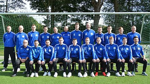 Oben v.L.: B.Dreher, S.Kiuzauskas, N.Puscinski, F.Noll, F.Schellenberg, T.Schellenberg, T.Pietzonka, M.Ramroth, T.Stoica, S.Boenig, D.Mascharuf, D.Kilburg

Unten v.L.: H.Wessel, F.Macchitella, S.Erdmann, L.Rolauf, F.Hartung, P.Lück, P.Gerber, C.Plien, C.Kramer

es fehlen: D.Casper, M.Hohn, D.Szydlowski, O.Töplitzer, P.Zarate, J.-N. Ziemek