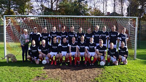 Neu eingekleidet mit Unterstützung der VGH-Vertretung Birte Apel Neuenwalde...
Aufwärm-Shirts und Pullis...
wir sagen DANKE...