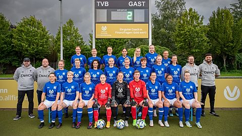 3.R.v.l.: Mounira, Annalena, Luise, Salma, Dana, Pia, Clarissa
2.R.v.l.: Christian M., Thomas, Kerstin, Corinna, Laura, Hannah, Paula, Michelle, Lena, Beatrix, Christian S., Idris
1.R.v.l.: Ebru, Debby, Jennifer, Devra, Ann Katrin, Carolin, Ramona, Emilia-Lilly, Vanessa
es fehlen: Nejla, Linda N., Kim, Dorentina, Maja, Linda R., Lilli
3.R.v.l.: Mounira, Annalena, Luise, Salma, Dana, Pia, Clarissa
2.R.v.l.: Christian M., Thomas, Kerstin, Corinna, Laura, Hannah, Paula, Michelle, Lena, Beatrix, Christian S., Idris
1.R.v.l.: Ebru, Debby, Jennifer, Devra, Ann Katrin, Carolin, Ramona, Emilia-Lilly, Vanessa
es fehlen: Nejla, Linda N., Kim, Dorentina, Maja, Linda R., Lilli