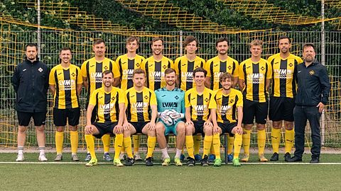 Hintere Reihe von links: Marco Tauer, Valentin Bauder, Jan Froß, Luca Ester, Jannick Hackl, Tobias Nonnenmacher, Hendrik Keßler, Max Uhing, Max Grob, Lenz Feesche.
Vordere Reihe von links: Lauritz Niederhöfer, Nikolas Motzkus, Philipp Hörmann, Marius Wörner, David Weis.
Es fehlen: Patrick Molle, Levi Gudehus, Moritz Gauweiler, Filip Ristomanov, Salvador Meyer Reinozo, Michael Eschmann, Paulo Hintze, Jeremias Reisert, Felix Lentze, Jonas Gebert, Cyprian Fischer, David Jehle, Christian Gimmel, Daniel Reinmuth